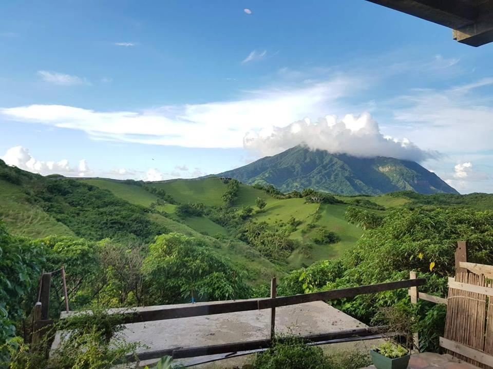 Florabells Iraya Guest House - Batanes Basco Kültér fotó
